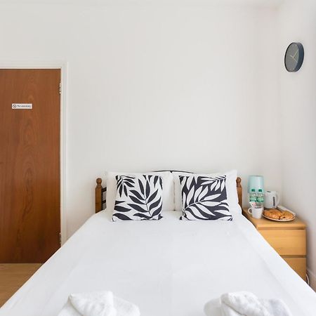 Wood Green Budget Rooms - Next To Mall & Metro Station - 10 Min To City Center Лондон Екстер'єр фото