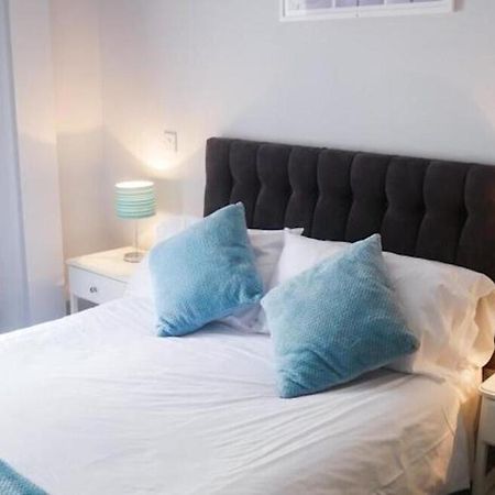 Wood Green Budget Rooms - Next To Mall & Metro Station - 10 Min To City Center Лондон Екстер'єр фото