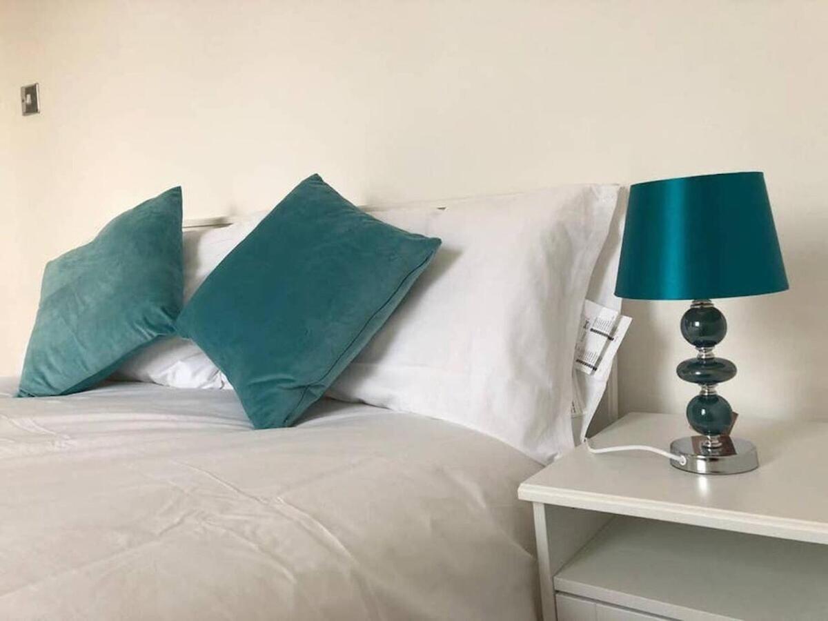 Wood Green Budget Rooms - Next To Mall & Metro Station - 10 Min To City Center Лондон Екстер'єр фото