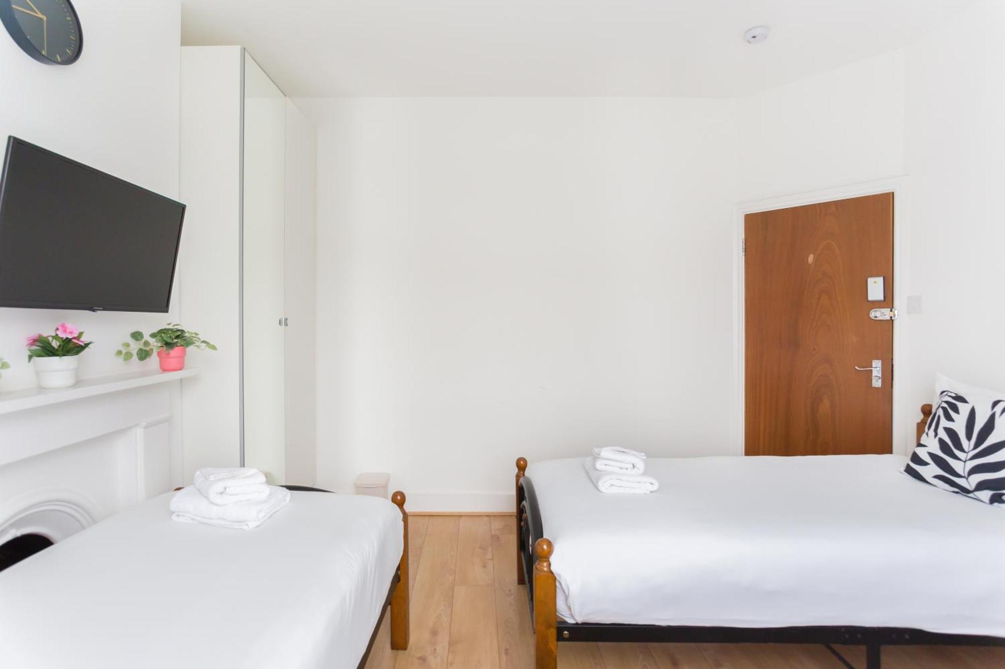 Wood Green Budget Rooms - Next To Mall & Metro Station - 10 Min To City Center Лондон Екстер'єр фото