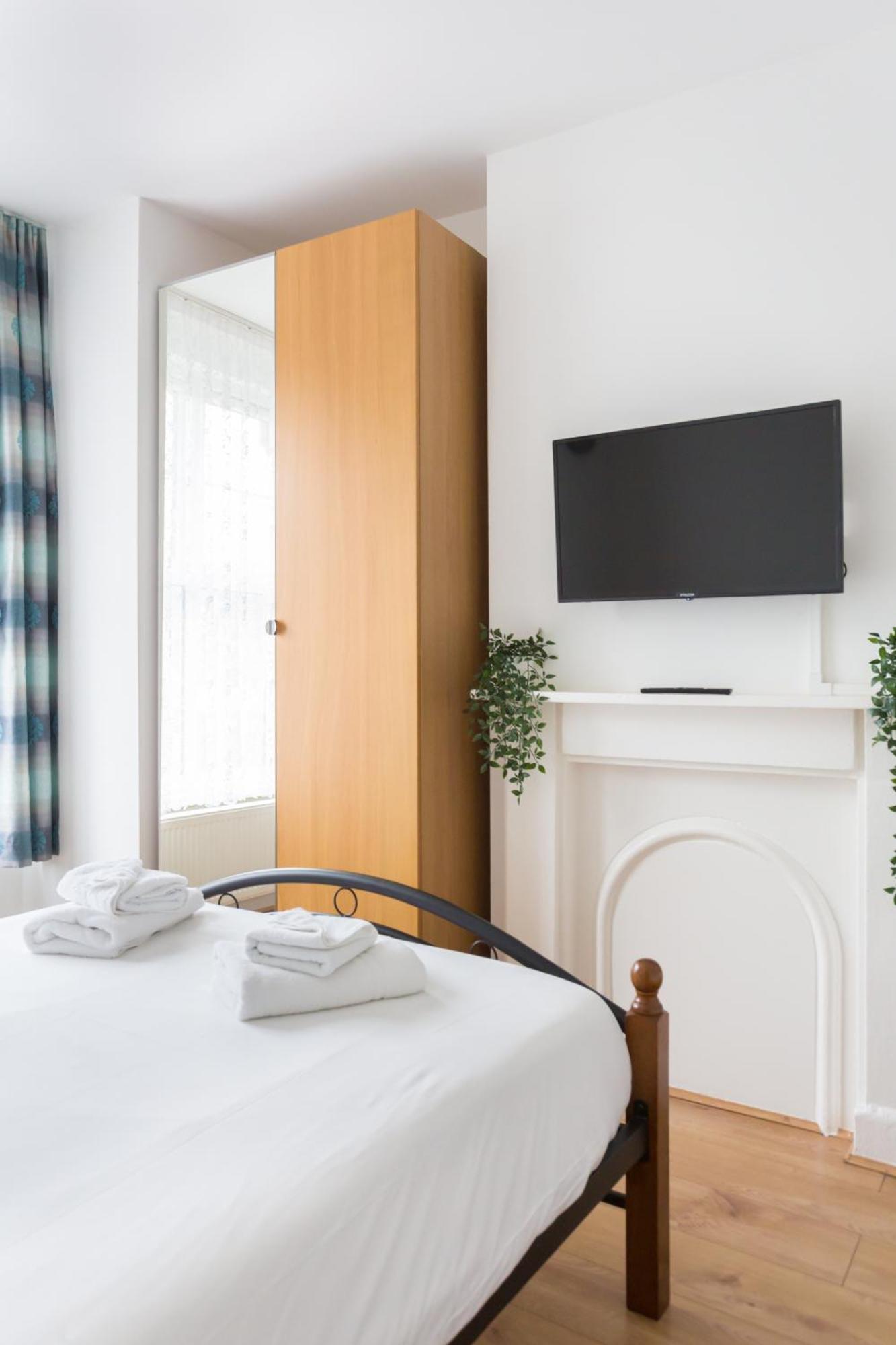 Wood Green Budget Rooms - Next To Mall & Metro Station - 10 Min To City Center Лондон Екстер'єр фото