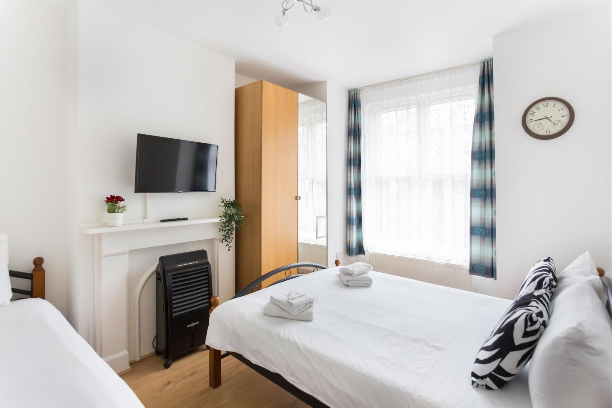 Wood Green Budget Rooms - Next To Mall & Metro Station - 10 Min To City Center Лондон Екстер'єр фото