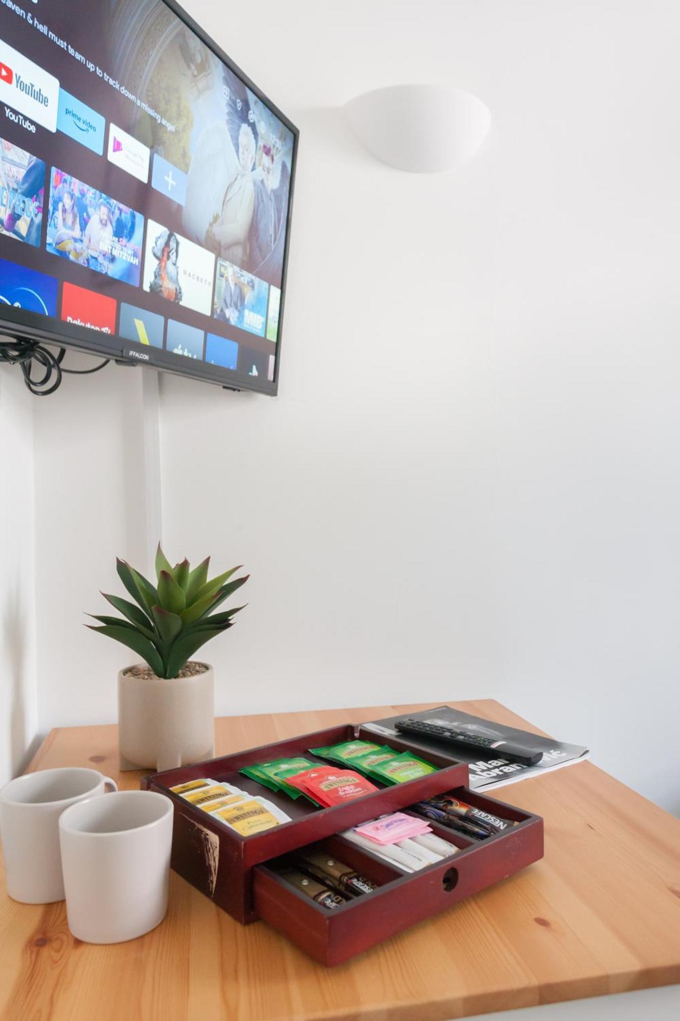 Wood Green Budget Rooms - Next To Mall & Metro Station - 10 Min To City Center Лондон Екстер'єр фото