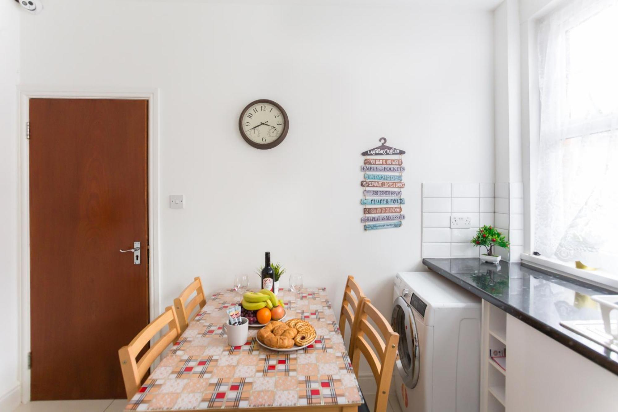 Wood Green Budget Rooms - Next To Mall & Metro Station - 10 Min To City Center Лондон Екстер'єр фото