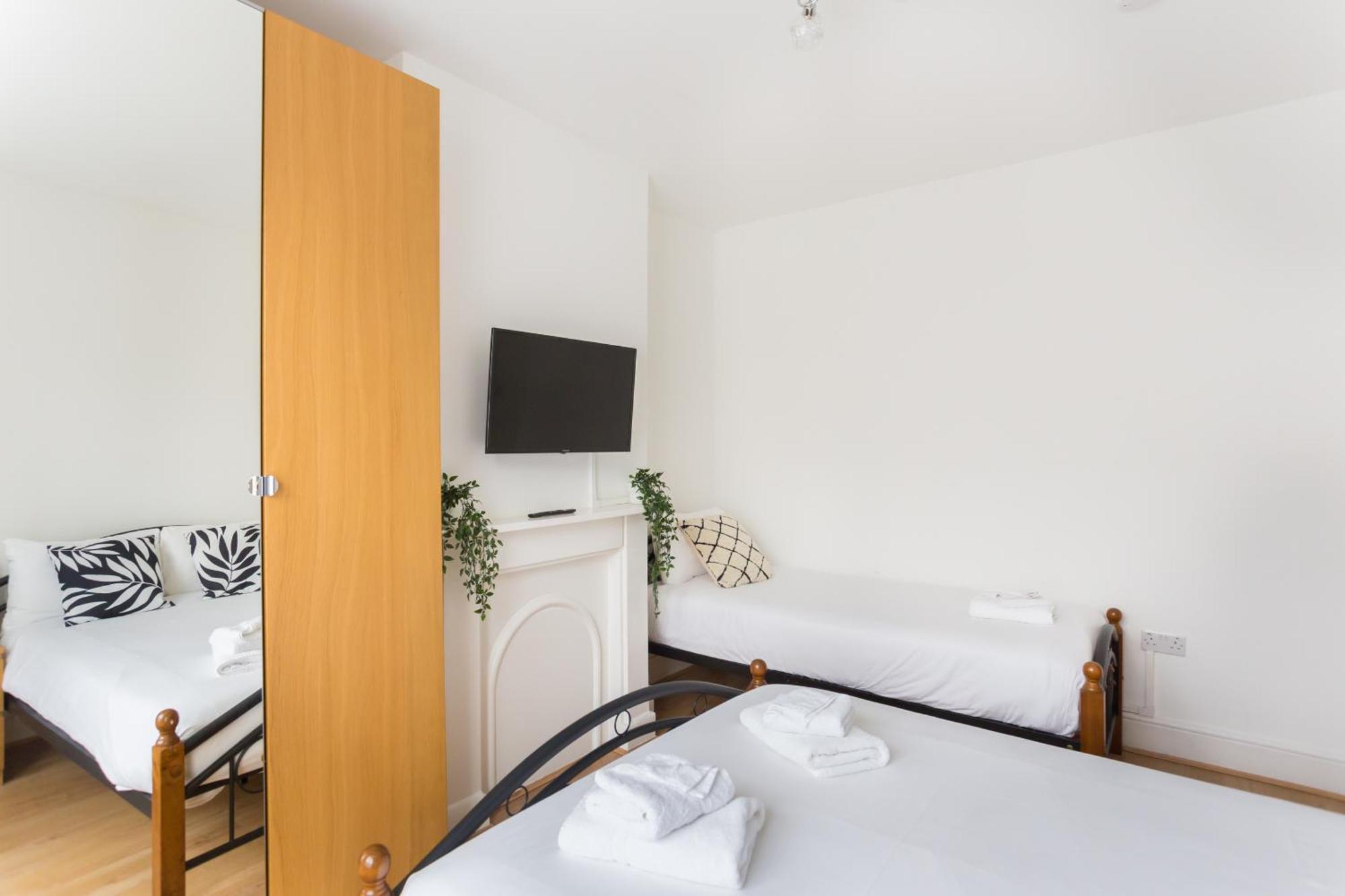 Wood Green Budget Rooms - Next To Mall & Metro Station - 10 Min To City Center Лондон Екстер'єр фото