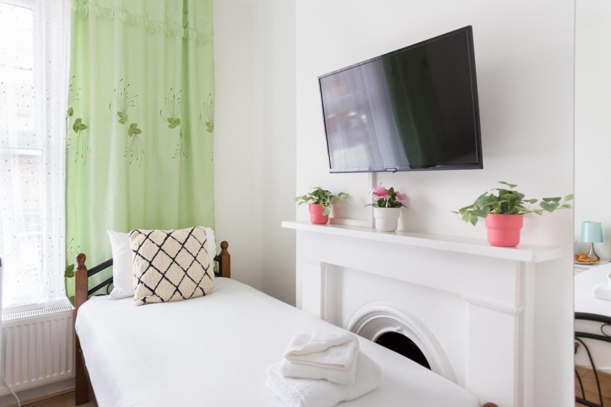 Wood Green Budget Rooms - Next To Mall & Metro Station - 10 Min To City Center Лондон Екстер'єр фото