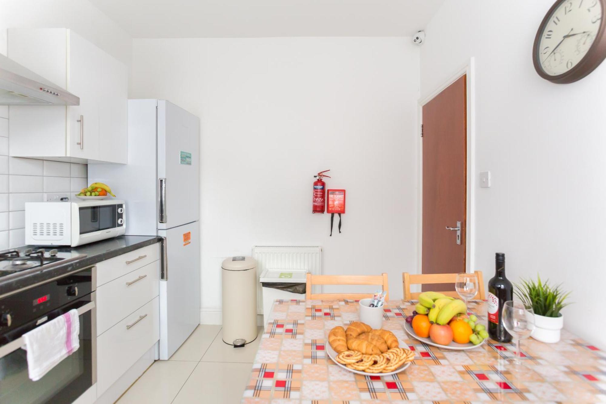 Wood Green Budget Rooms - Next To Mall & Metro Station - 10 Min To City Center Лондон Екстер'єр фото