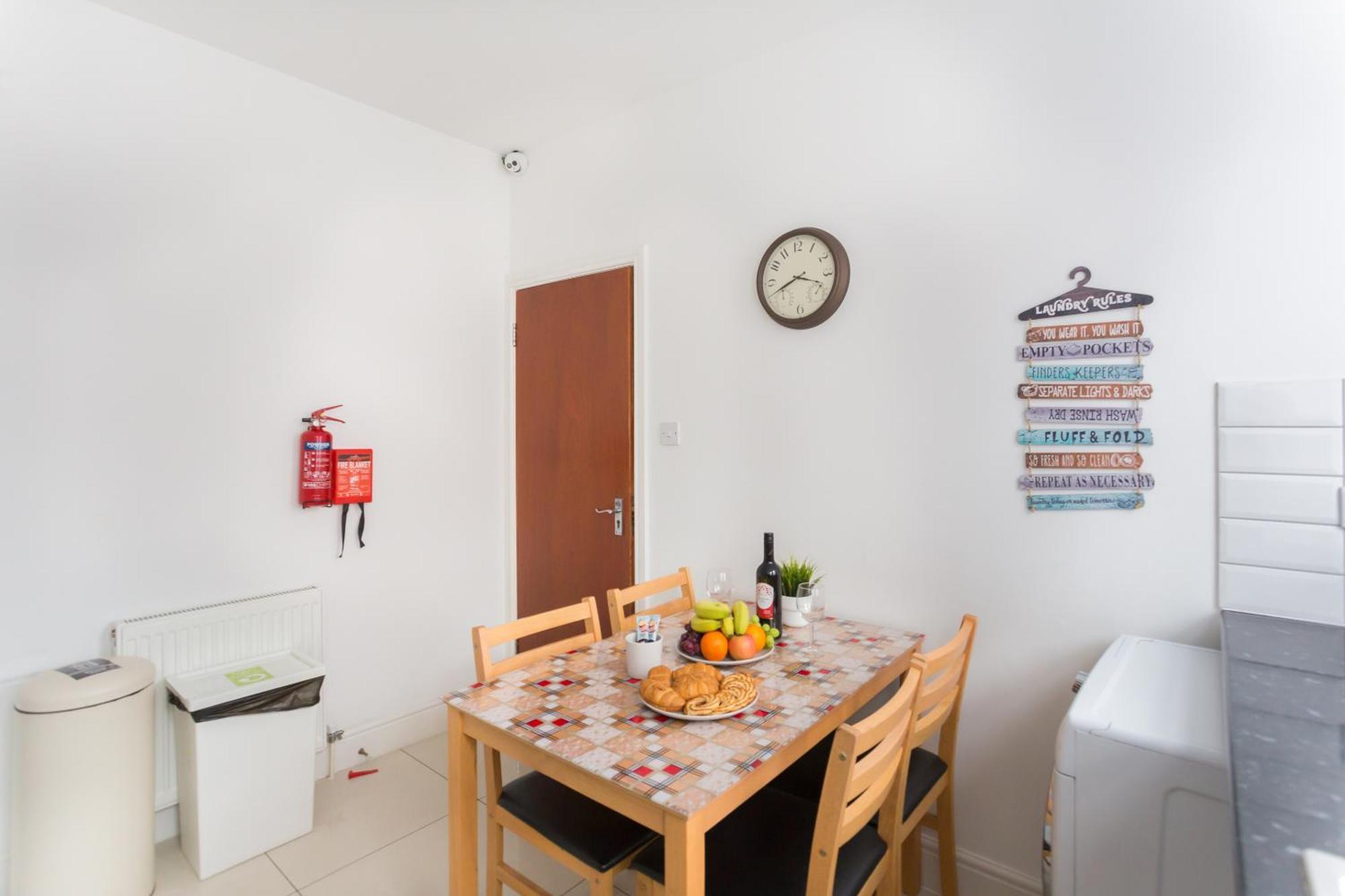 Wood Green Budget Rooms - Next To Mall & Metro Station - 10 Min To City Center Лондон Екстер'єр фото
