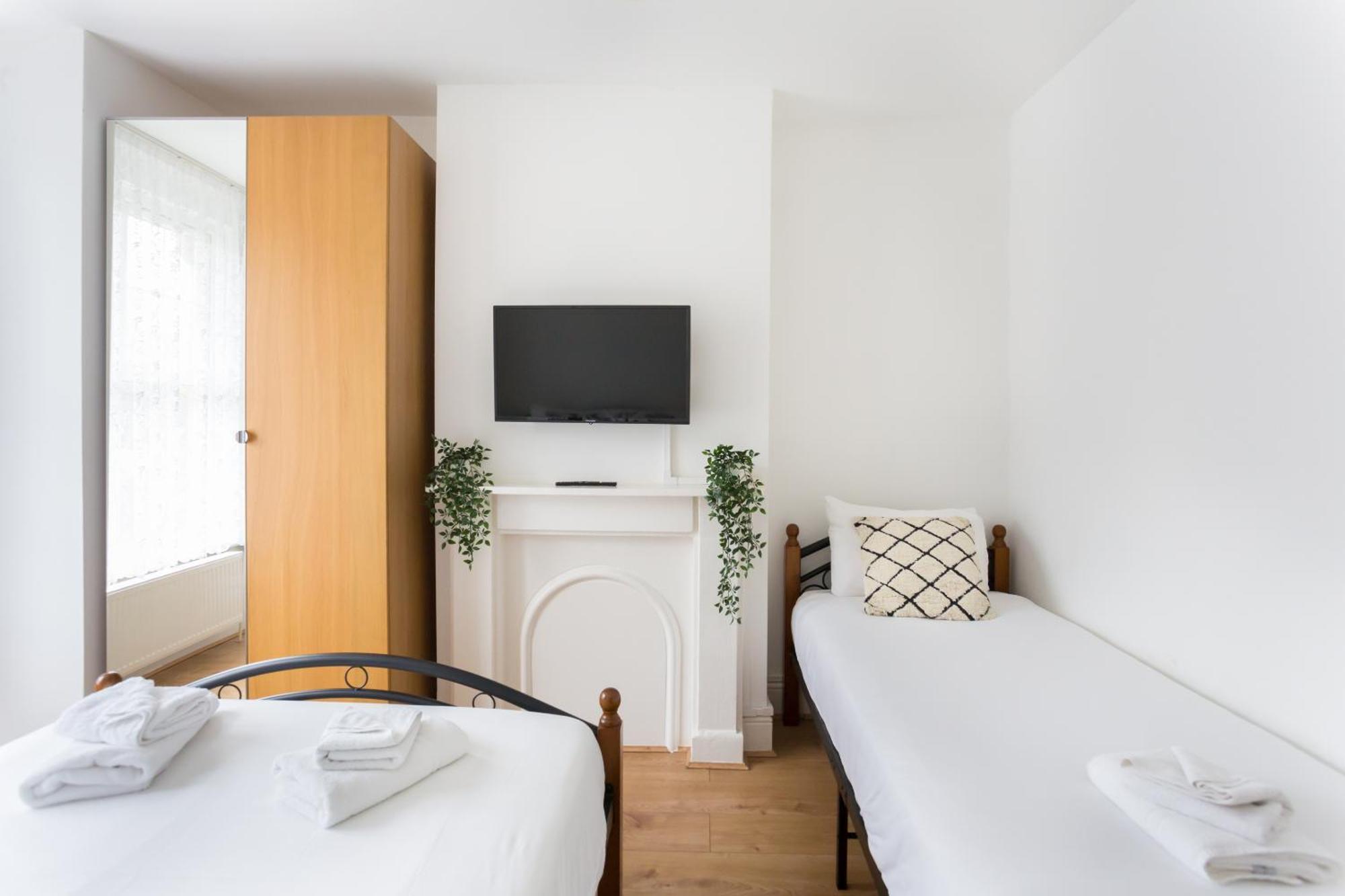 Wood Green Budget Rooms - Next To Mall & Metro Station - 10 Min To City Center Лондон Екстер'єр фото