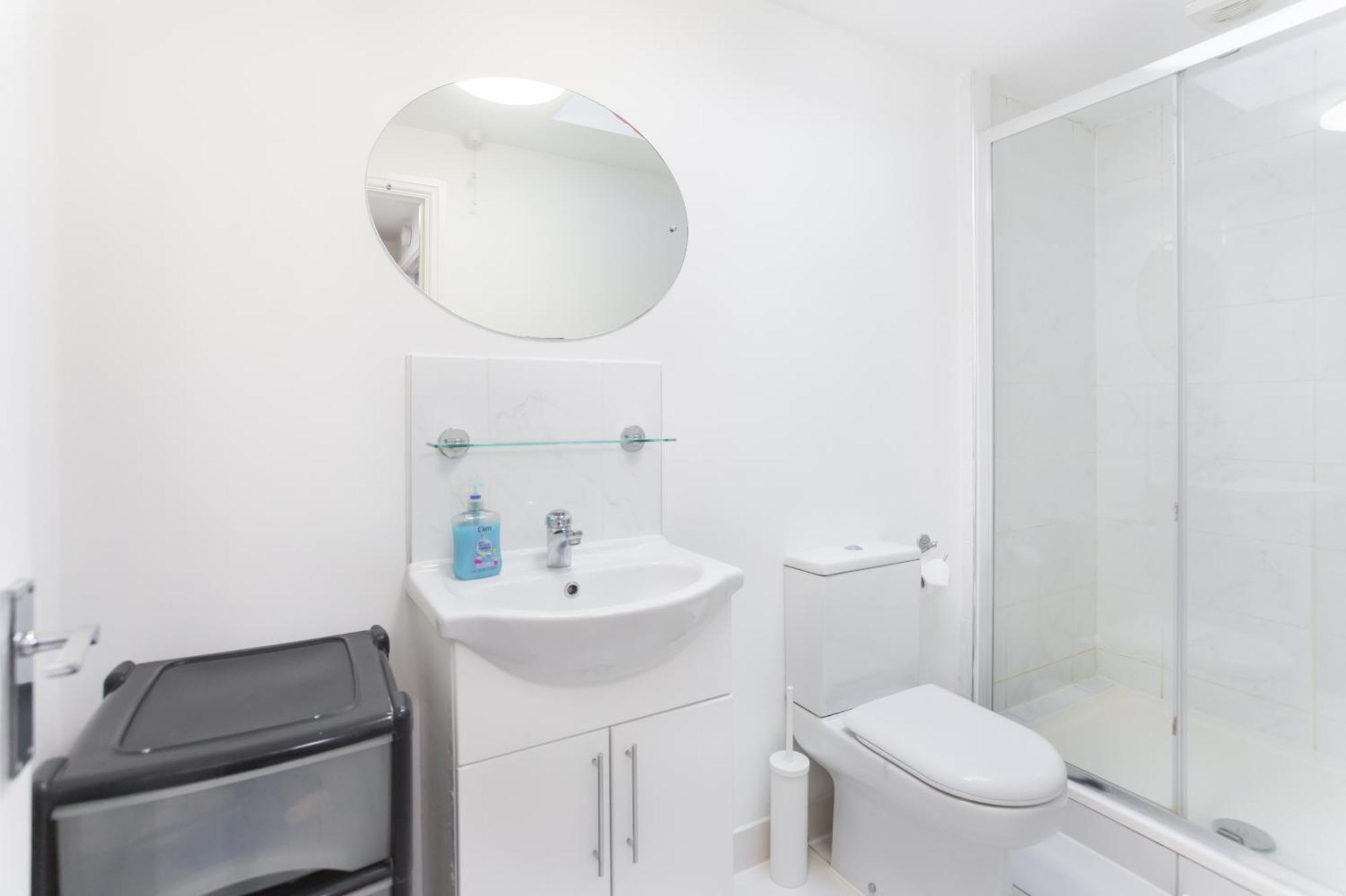 Wood Green Budget Rooms - Next To Mall & Metro Station - 10 Min To City Center Лондон Екстер'єр фото