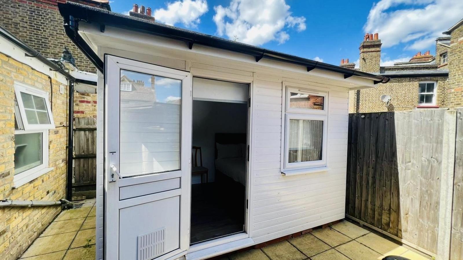 Wood Green Budget Rooms - Next To Mall & Metro Station - 10 Min To City Center Лондон Екстер'єр фото