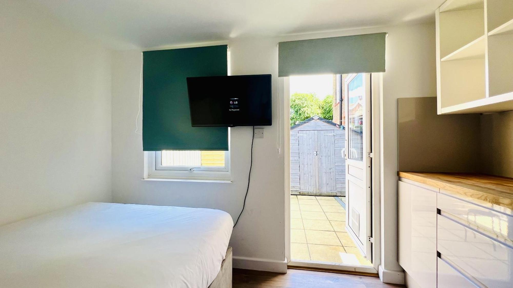 Wood Green Budget Rooms - Next To Mall & Metro Station - 10 Min To City Center Лондон Екстер'єр фото