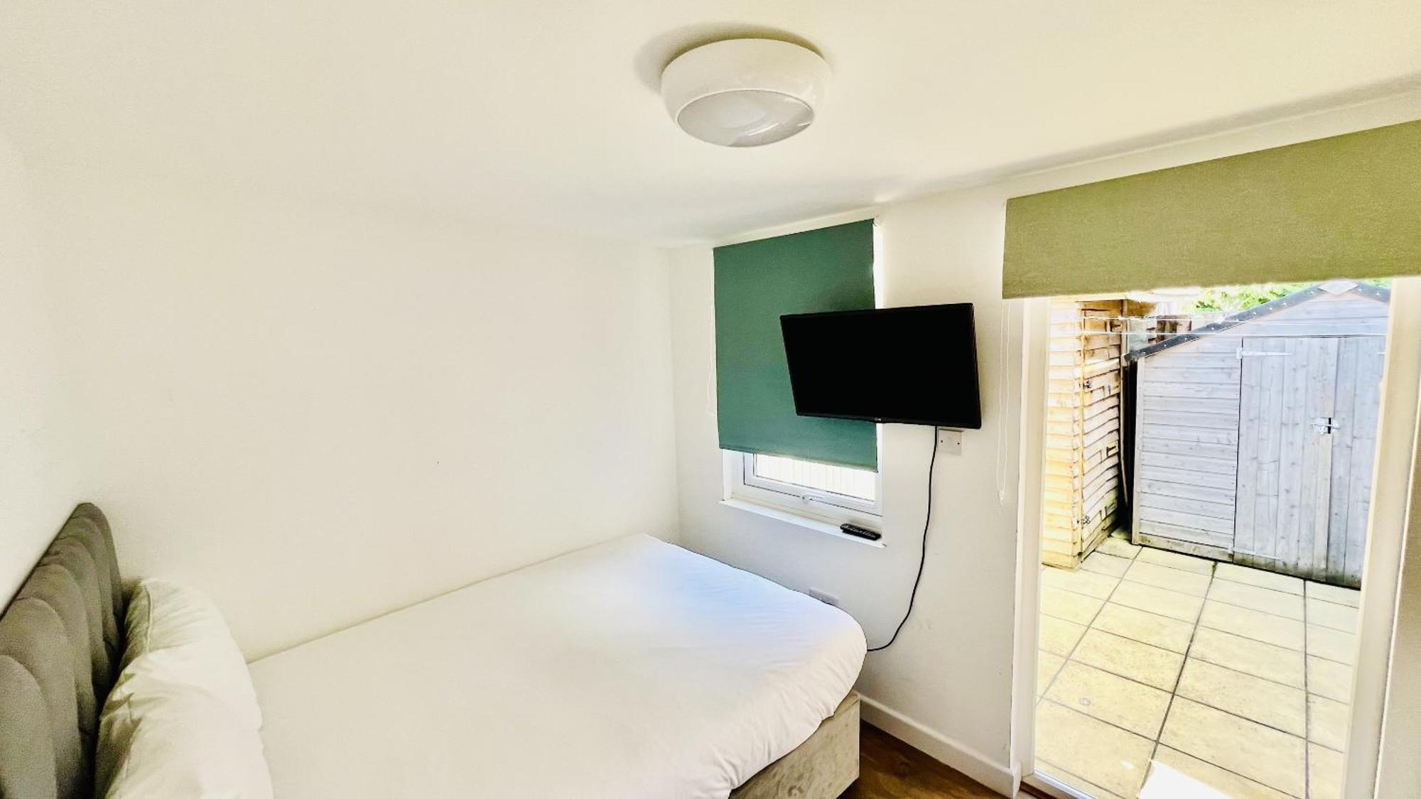 Wood Green Budget Rooms - Next To Mall & Metro Station - 10 Min To City Center Лондон Екстер'єр фото
